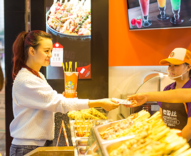 <b>餐饮业打破4万亿范围，小吃快餐仍是抢手......</b>